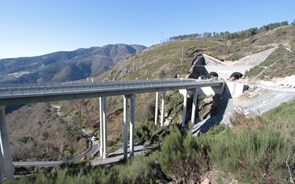 Autocarro está a arder no Túnel do Marão, trânsito cortado nos dois sentidos