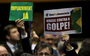 Senado brasileiro avança com processo de destituição de Dilma