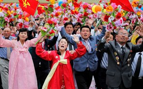 Fotogaleria: Coreia do Norte encerra congresso com parada gigante em Pyongyang