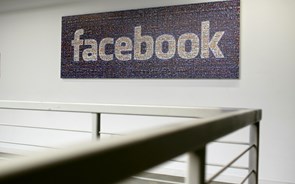 CEO da Cambridge Analytica suspenso após admitir uso indevido de dados de utilizadores do Facebook