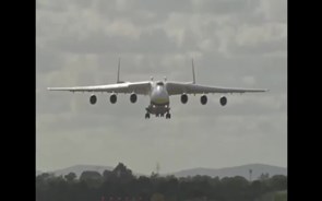 Antonov-225 aterra pela primeira vez na Austrália, em Perth