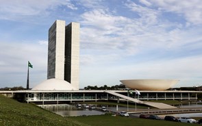 Governo brasileiro espera arrecadar 8 mil milhões de euros com privatizações