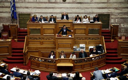Parlamento grego aprova reforma nas pensões e no IRS