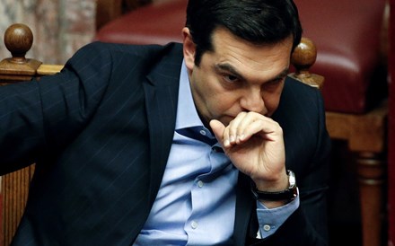 Banca grega desliza em bolsa com moção de confiança a Tsipras à vista