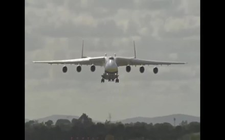 Antonov-225 aterra pela primeira vez na Austrália, em Perth