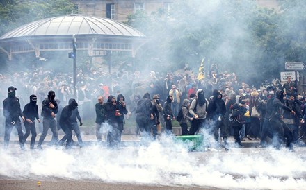 França: protestos violentos levam à detenção de 16 pessoas