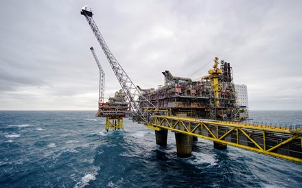 Petróleo afunda quase 6% com Rússia a rejeitar novos cortes na produção