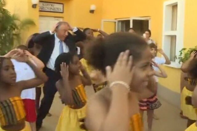 Marcelo dançou em escola de Maputo