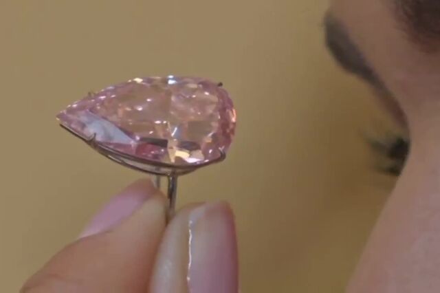 Sotheby's realiza leilão de jóias recorde de 175 milhões de dólares