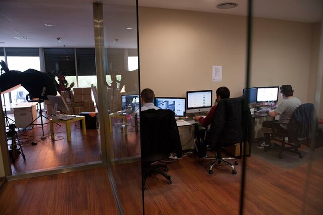 Covid-19: UE recomenda divisórias entre funcionários no regresso ao trabalho