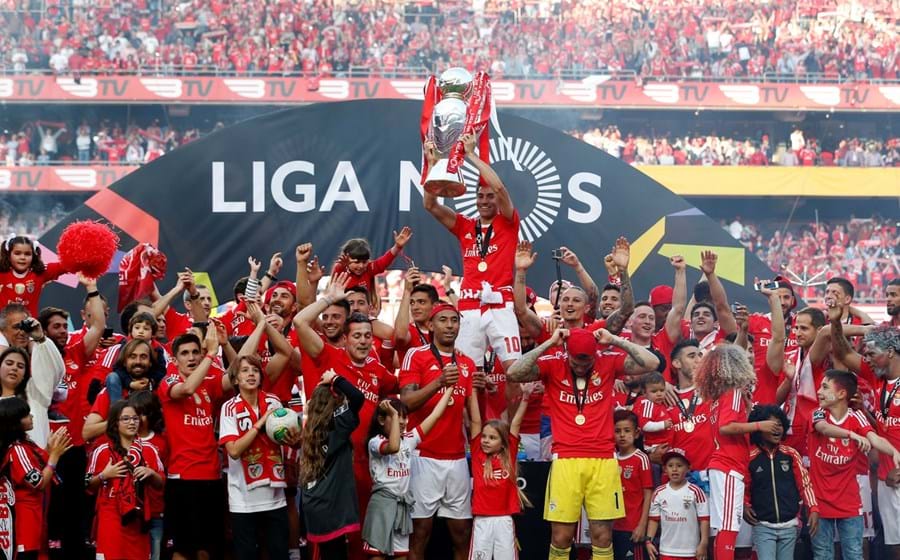 Benfica conquista tricampeonato em Portugal.