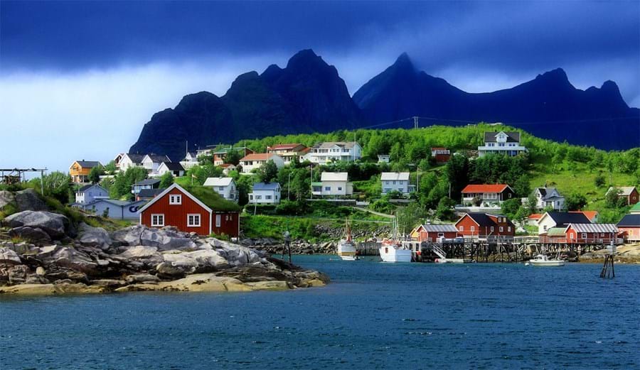 1 Reine, Noruega. Com apenas três centenas de habitantes, esta pequena aldeia piscatória está situada na ilha Moskenesøya, praticamente em pleno Círculo Ártico.