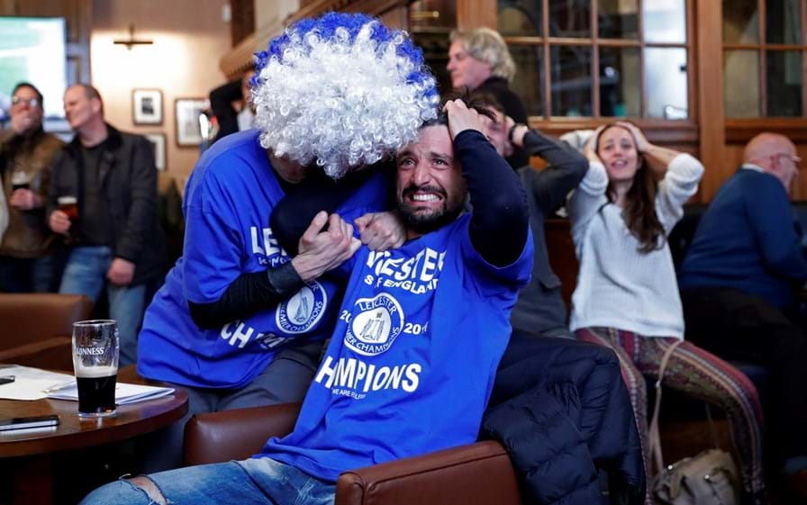 Os adeptos do Leicester festejam um título inédito