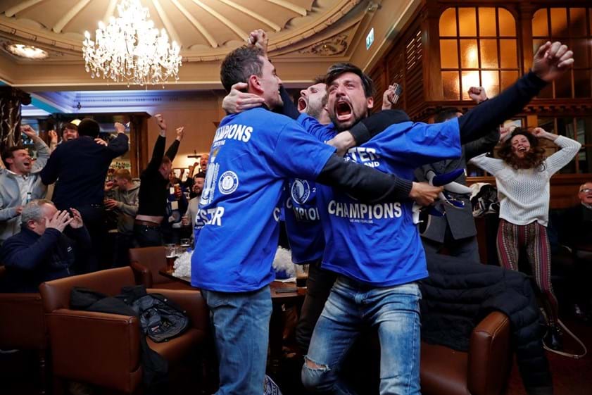 Há dois anos os adeptos do Leicester assistiam aos jogos da equipa na divisão secundária. Agora festejam o título da Premier League.