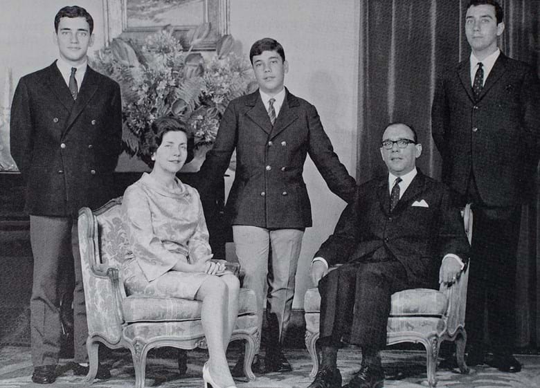 Baltazar Rebelo de Sousa e a esposa, Maria das Neves, no Palácio da Ponte Vermelha, residência do governador e hoje residência oficial do Presidente da República moçambicano. Natal de 1969. Da esquerda para direita os irmãos, António, Pedro e Marcelo.