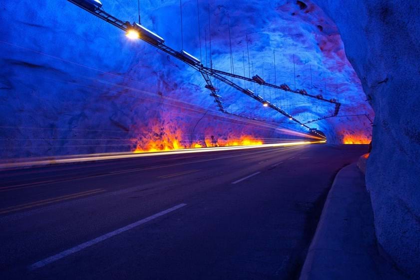 Túnel de Laerdal, Noruega: Inaugurado em 2000, o túnel de Laerdal é o maior túnel rodoviário do planeta, com 24,5 km de extensão, ligando as cidades de Laerdal e Aurland, no litoral sul da Noruega. Para evitar a monotonia durante os cerca de 20 minutos do trajecto, o túnel foi projectado com uma iluminação especial e dividido em várias partes, dando a sensação de se atravessar diferentes túneis em vez de um só.