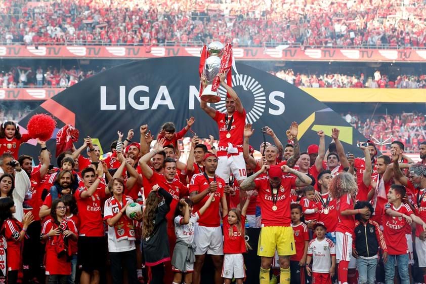 Benfica conquista tricampeonato em Portugal.