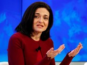 7.ª Sheryl Sandberg (Administradora Facebook)
Com MBA feito em Harvard, chegou a ser chefe de gabinete do secretário de Estado do Tesouro norte-americano, Larry Summers. Em 2008, tornou-se COO (“chief operation officer”) do Facebook. 

