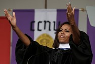 13.ª Michelle Obama (primeira-dama dos EUA)
Com o aproximar do fim do mandato do seu marido, Barack Obama, como presidente dos Estados Unidos da América, Michelle está prestes a sair da Casa Branca mas deixando legado, segundo a Forbes, que vai desde as artes, educação, e nutrição.
