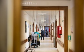 Hospitais estão a recrutar médicos para urgências por 50 euros à hora