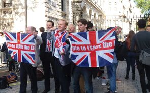 Apoiantes do leave pedem demissão de Cameron