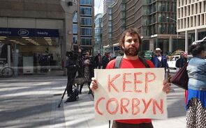 Uma pequena manifestação a favor de Corbyn
