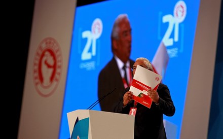 António Costa mostra o 'livrinho' do Programa Eleitoral do PS às eleições de 2015