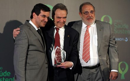 João Rodrigues Pena (ao centro) com o ministro da Saúde e o médico Eduardo Barroso.