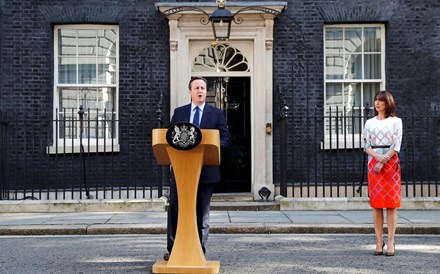 Brexit força David Cameron a demitir-se, mas só em Outubro