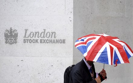S&P diz que Reino Unido deve escapar à recessão mas desafios permanecem