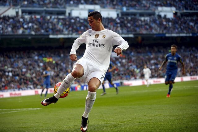 Ronaldo chega pela primeira vez ao lugar de atleta mais bem pago do mundo  