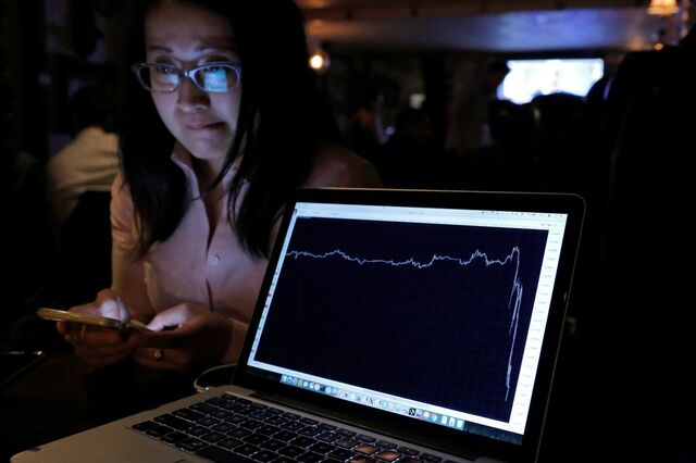Libra em queda livre trama bancos centrais