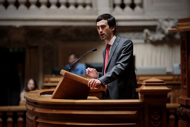 PS também promete integrar contratados a prazo nos quadros