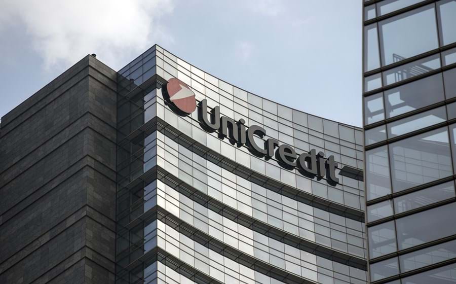 O gigante italiano Unicredit também tem sofrido com as análises de que poderá precisar de um aumento de capital. Além dos problemas específicos que enfrenta, o banco aceitou assegurar a operação de aumento de capital de outro banco italiano em dificuldades, o Banca Popolare di Vicenza, e teve de ser um dos maiores contribuintes para o fundo italiano para resgatar o sector. As acções descem 50% em 2016.