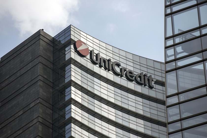 O gigante italiano Unicredit também tem sofrido com as análises de que poderá precisar de um aumento de capital. Além dos problemas específicos que enfrenta, o banco aceitou assegurar a operação de aumento de capital de outro banco italiano em dificuldades, o Banca Popolare di Vicenza, e teve de ser um dos maiores contribuintes para o fundo italiano para resgatar o sector. As acções descem 50% em 2016.