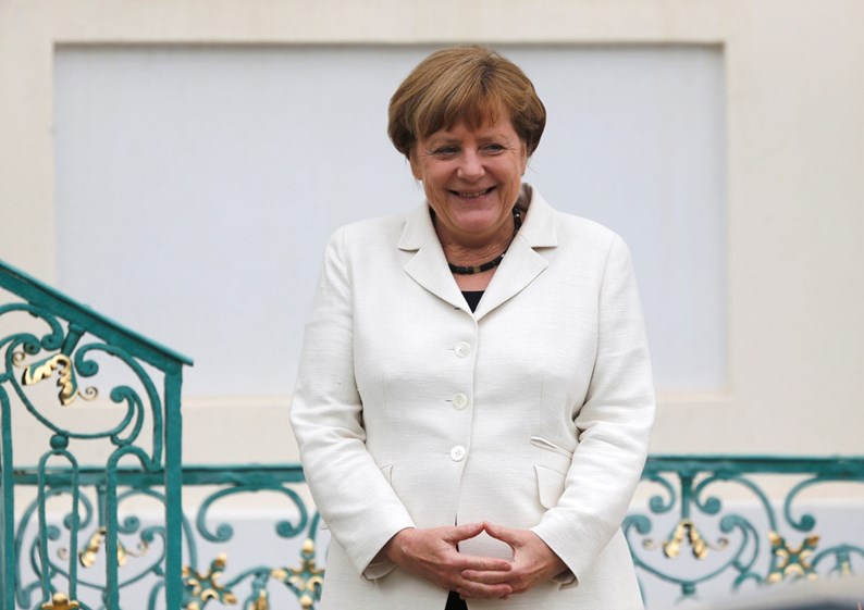 1ª Angela Merkel (Chanceler da Alemanha)
Pelo sexto ano consecutivo, a chanceler alemã lidera o 'ranking' da Forbes  mulheres mais poderosas do mundo. Lidera o Governo alemão desde 2005 e consta desta lista da Forbes todos os anos desde então. Enfrenta novas eleições em 2017, sendo que nesta altura tem a popularidade mais baixa devido à crise dos refugiados..