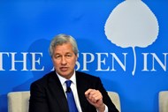 1 – Jamie Dimon. O CEO do JPMorgan obteve um rendimento de 27,6 milhões de dólares em 2015, acima dos 20,2 milhões de dólares em 2014, ano em que estava em terceiro lugar.