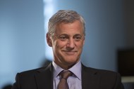 3 - Bill Winters. O CEO do Standard Chartered é o primeiro europeu da lista, com um rendimento de 22,4 milhões de dólares. Entrou no banco no ano passado, quando registou prejuízos recorde de 1,5 mil milhões de dólares. Grande parte da remuneração é constituída por “stock options”.