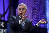 6 - John Stumpf. O chairman e CEO do Wells Fargo é o primeiro da lista abaixo dos 20 milhões de dólares. O salário não alterou nos últimos três anos (19,3 milhões de dólares), apesar ser um dos maiores bancos de Wall Street com melhor prestação.