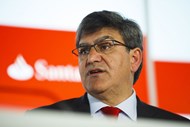 14 - José Álvarez. O CEO do Banco Santander obteve um rendimento de 7,7 milhões de dólares no ano passado. Vive na sombra da Chairman Ana Botin, tendo assumido do cargo de CEO em Novembro de 2014, altura em que era CFO.