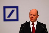 19 - John Cryan. O Co-CEO do Deutsche Bank ganhou 4,7 milhões de dólares em 2015, sendo que assumiu o cargo em Julho do ano passado. Agora lidera o banco sozinho e enfrenta fortes desafios, devido aos prejuízos de 6,8 milhões de dólares obtido no passado e aos receios com o nível de capital do banco.