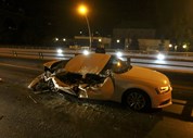 Carro esmagado por tanque