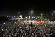 Multidão de populares perto do aeroporto Ataturk, Istambul