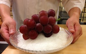 Cacho de uvas vendido por valor recorde de 9.840 euros no Japão