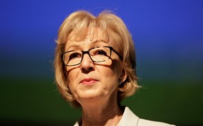 Andrea Leadsom desiste da corrida ao Partido Conservador britânico
