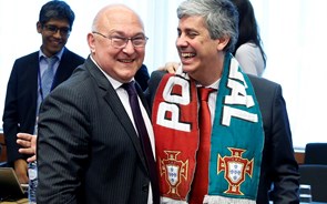 Centeno com o cachecol da Selecção é felicitado no Eurogrupo