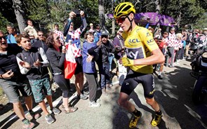 Froome correu a pé na etapa do Tour em que manteve a camisola amarela