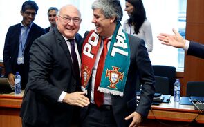 Centeno com o cachecol da Selecção é felicitado no Eurogrupo