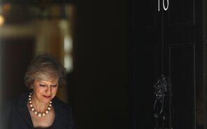 Theresa May encontra-se com Trump na próxima semana