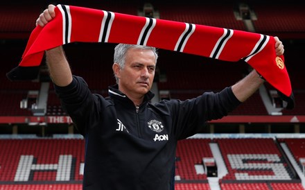 Mourinho chega ao Manchester United com 'guarda-chuva' e a 'querer tudo'